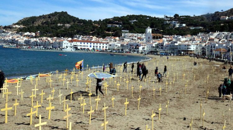 La platja del Port de la Selva plena de creus grogues. ACN