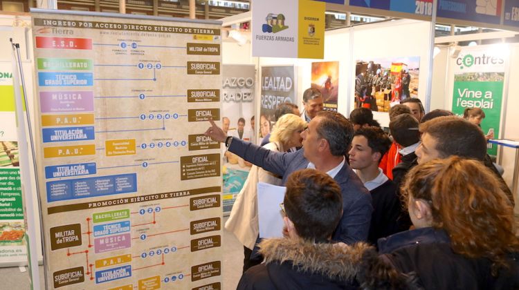 L'estand de l'Exèrcit al saló Expojove, on hi ha personal civil atenent els joves. ACN