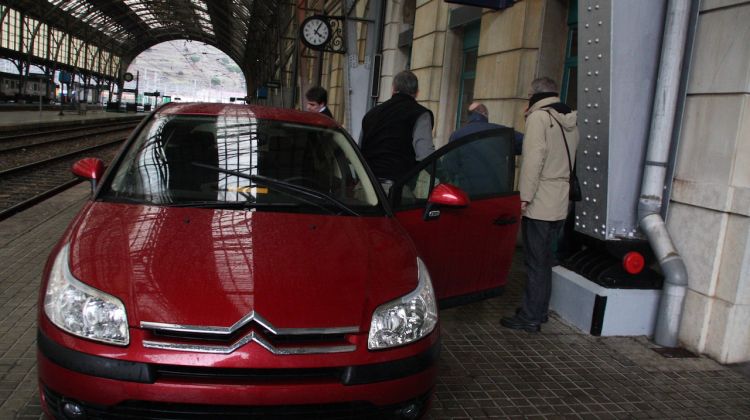 La policia fa sortir l'etarra detingut de la comissaria, a l'estació de Portbou © ACN