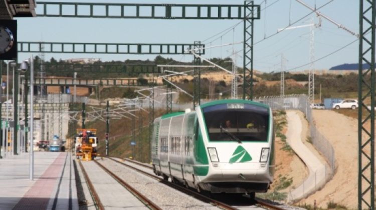 Un tren laboratori d'Adif fa viatges pel tram internacional del TAV per comprovar l'estat de la via © ACN