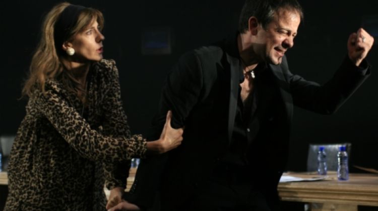 Els actors Gabriela Flores, interpretant Hermione, i David Bagés, com a Leontes © ACN