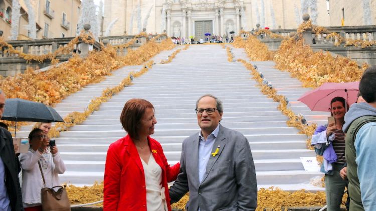 Quim Torra i Marta Madrenas a les escales de la Catedral. ACN