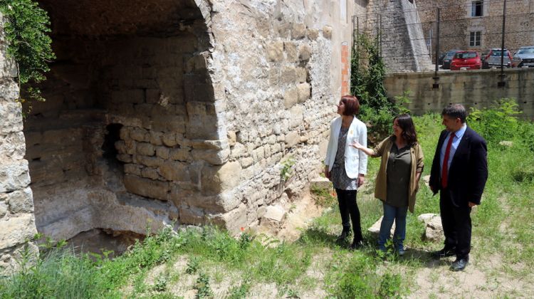 La part exterior de la casa del carrer Bellmirall, que dona al rectorat de la UdG, permet veure parts de la muralla. ACN