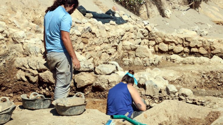 Dos arqueòlegs treballant a les excavacions que s'estan fent a la platja del Moll Grec. ACN