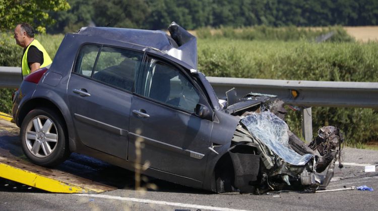 El cotxe accidentat a la N-II a Fornells de la Selva amb una víctima mortal. ACN