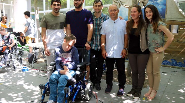 Foto de família entre els joves inventors, l'Arnau, les noies que han preparat el pla d'empresa i el director del CEE de Palau. ACN