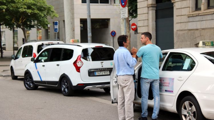 Taxistes a la parada de Correus (arxiu). ACN