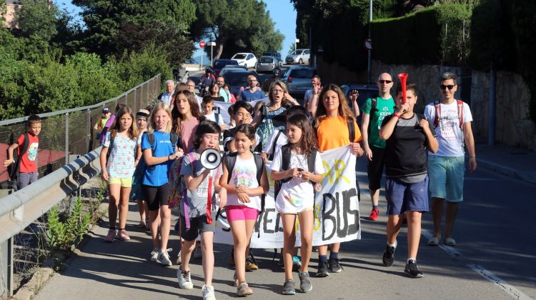 Els pares i alumnes de l'escola de Montjuïc baixant avui pels carrers del barri amb pancartes i xiulets. ACN