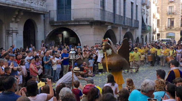 L'àguila ballant a la plaça del Vi, aquest vespre. ACN