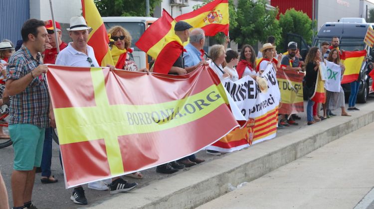 Diverses persones es manifesten a favor de la presència del Rei a Aiguaviva. ACN