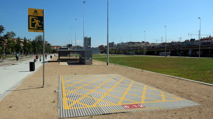 Una de les sortides d'emergència que hi ha a la zona del parc Central. ACN