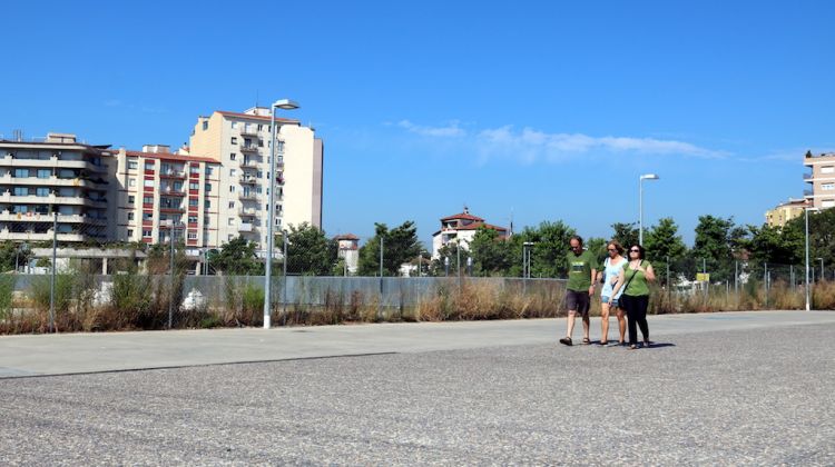 Gent passejant pel parc Central de Girona; al fons, la zona que encara queda per acabar. ACN