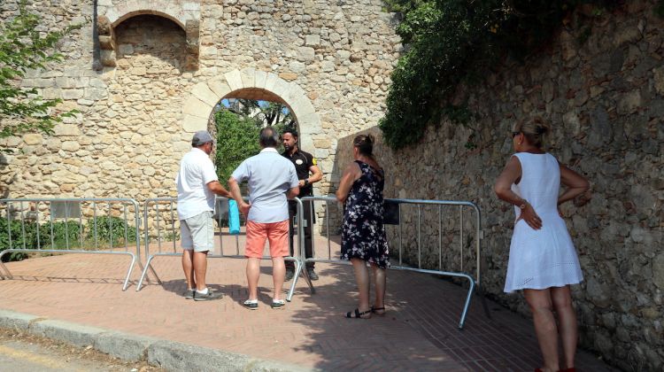 Uns turistes intentant entrar a Sant Martí d'Empúries, aquest matí. ACN