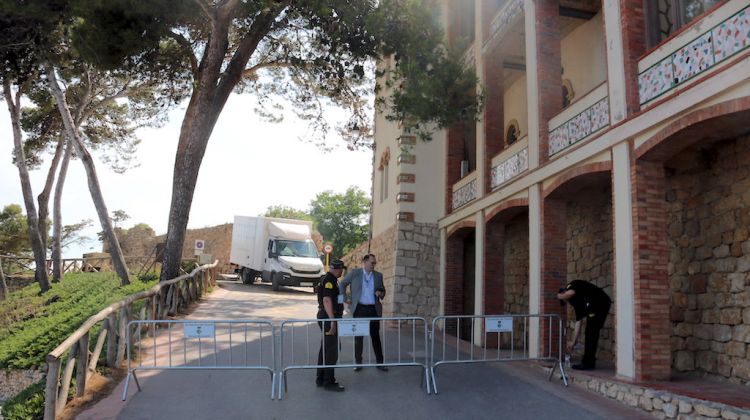 Un dels accessos al nucli de Sant Martí d'Empúries, completament vallat. ACN