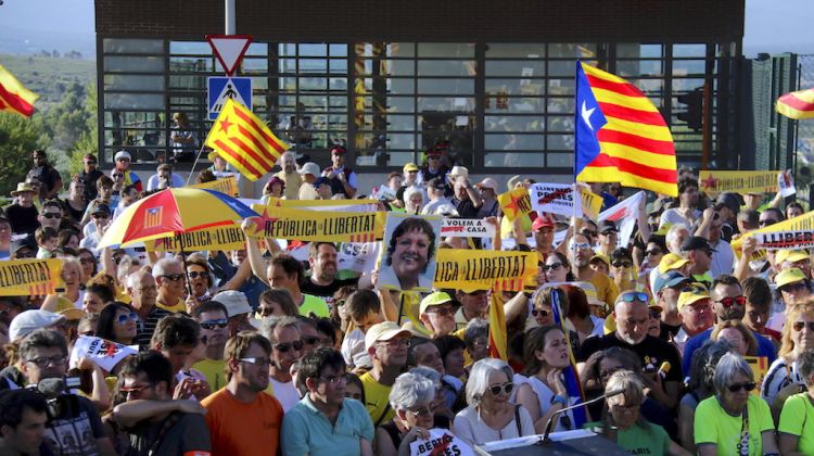 Dolors Bassa i Carme Forcadell arriben a la presó del Puig de les Basses el 4 de juliol. ACN