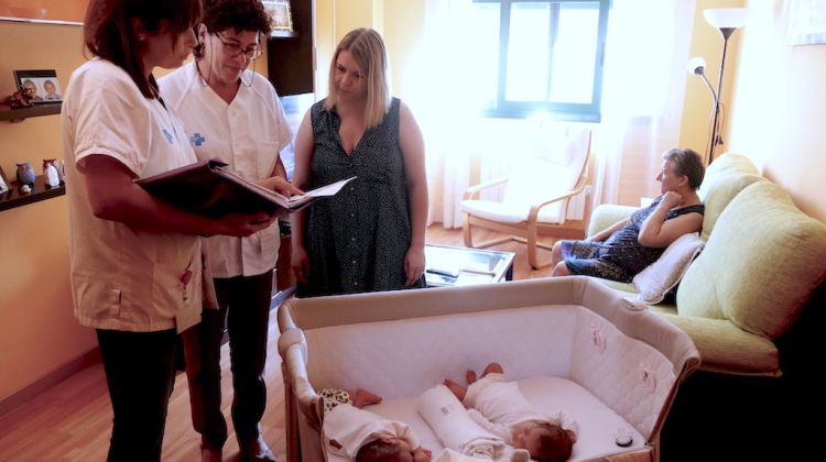 Les doctores del Trueta i el personal de primària amb les dues bessones de Llagostera i la seva mare. ACN