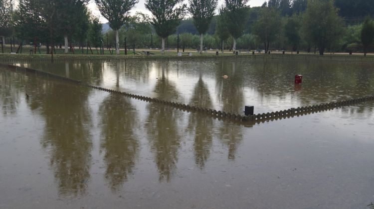 Un parc per a gossos inundat a Les Deveses de Salt, al costat de la sèquia Monar. ACN