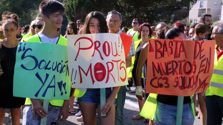 Alguns dels veïns amb pancartes protestant. ACN