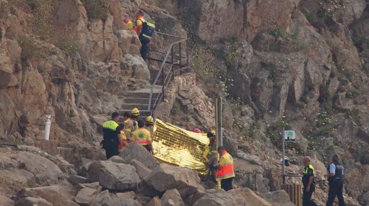 Efectius del SEM amb la víctima. Aj. de Blanes