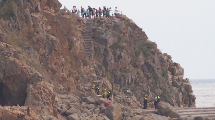 Efectius del SEM amb la víctima. Aj. de Blanes