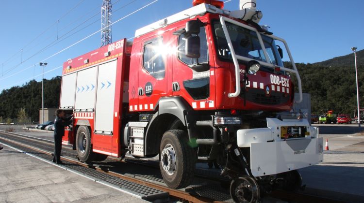 Aquest és el camió, únic a Catalunya, preparat per circular sobre la via © ACN