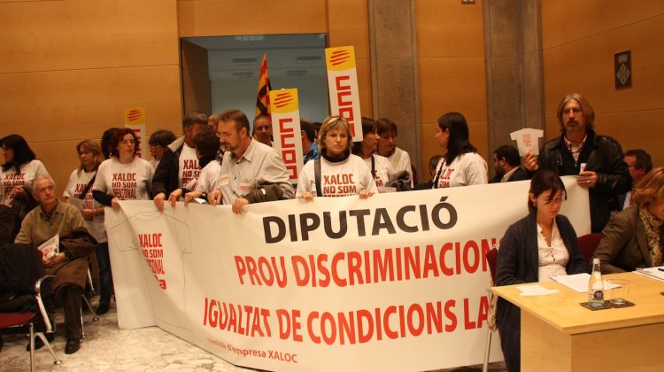 Els treballadors de Xaloc participants en la protesta s'han concentrat a la sala de plens © ACN
