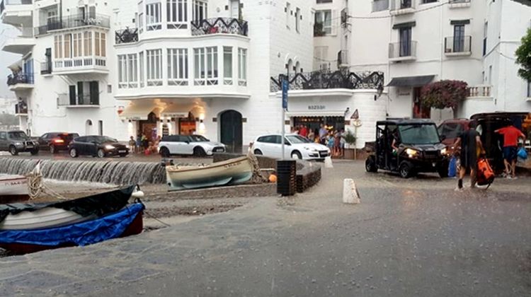 La tempesta descarregant a Cadaqués. ACN