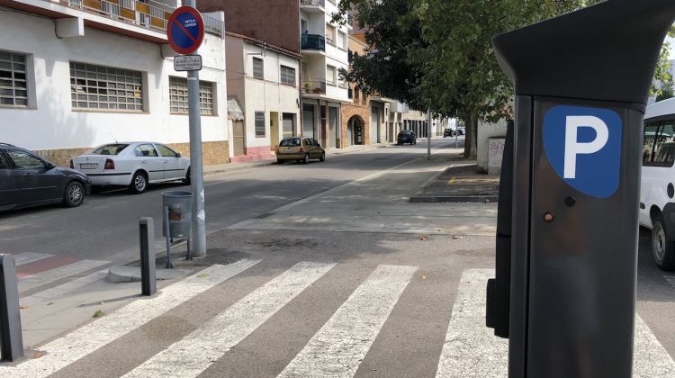 Les zones verdes del carrer Montserrat, habitualment ple de vehicles, presenta un aspecte desolador. M. Estarriola