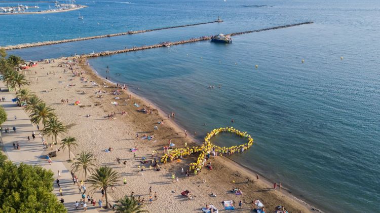 Els veïns de Roses fent el llaç humà damunt la platja. ANC Roses