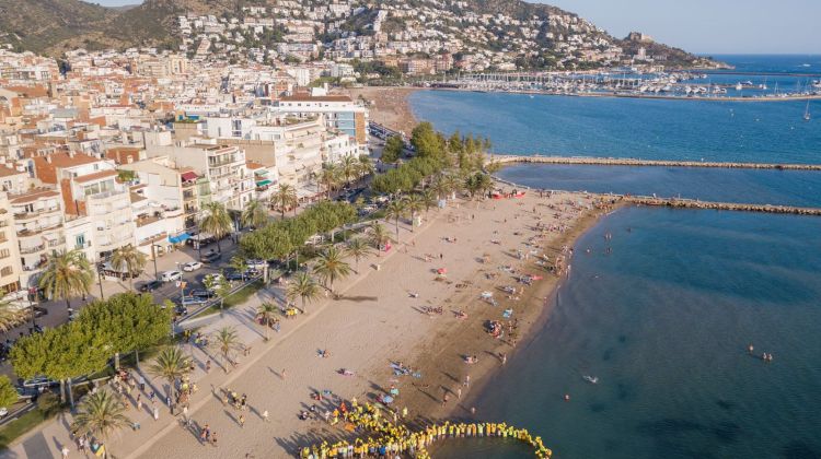 Els veïns de Roses fent el llaç humà damunt la platja. ANC Roses