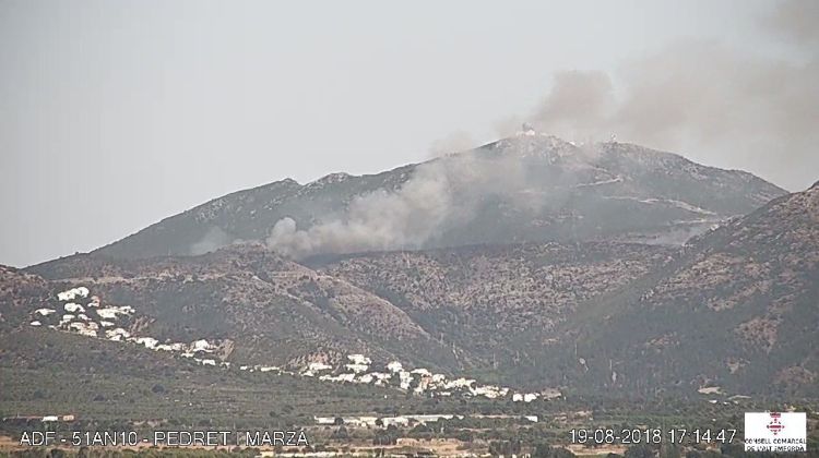 Les flames vistes des de Pedret i Marzà