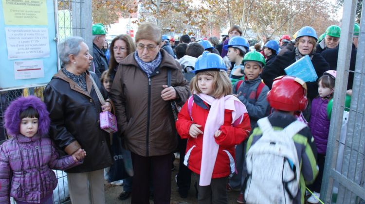 Els alumnes han portat cascs aquest matí en senyal de protesta © ACN