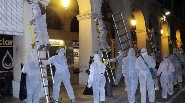 Alguns dels feixistes fent la retirada de llaços grocs a la Bisbal d'Empordà