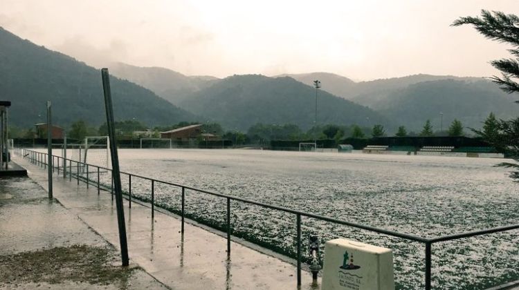 El Camp de Futbol Municipal completament cobert de pedra. Club Esportiu Besalú