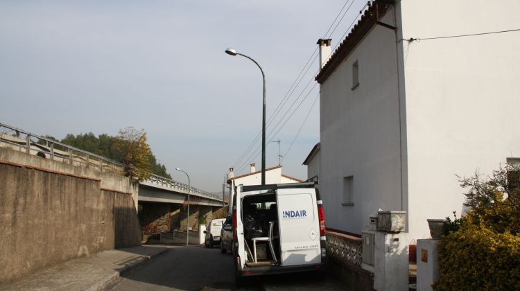 L'ampliació de l'autopista hagués suposat que els cotxes passessin a molts pocs metres dels habitatges © ACN