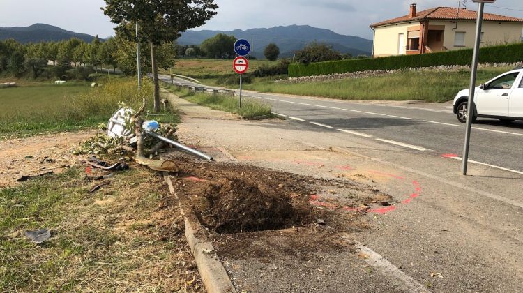 El punt on el vehicle ha impactat contra l'arbre i la senyal de trànsit. Marc Estarriola