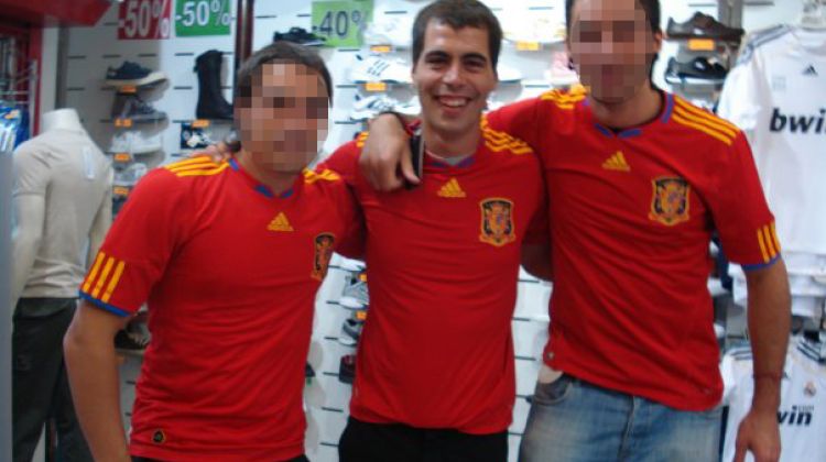 Jon Rosales acompanyat per dos amics, tots ells equipats amb la samarreta de la selecció espanyola © AG