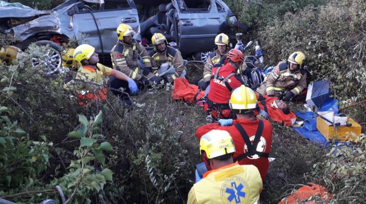 Efectius dels Bombers i del SEM rescatant el conductor del cotxe estimbat per un talús de 20 metres