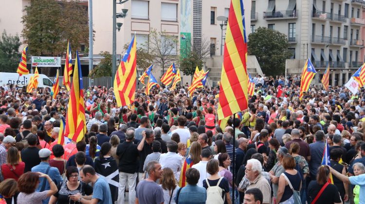 Milers de persones s'han concentrat a la plaça 1 d'Octubre. ACN