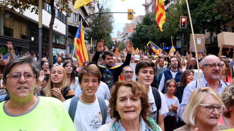 Els manifestants durant el recorregut per Jaume I a Girona. ACN