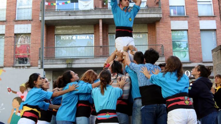 La Colla Aires Gironins entrant una de les urnes que es va utilitzar l'1-O al Col·legi Verd. ACN