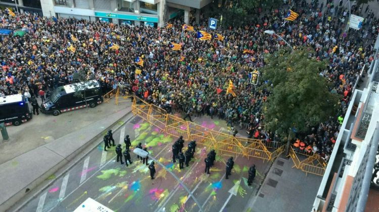 Els Mossos d'Esquadra formant un cordó davant els manifestants. Eva Poch