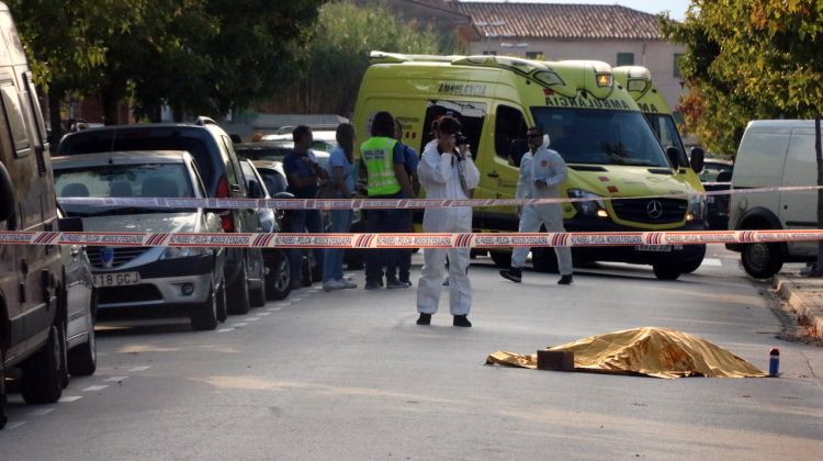 El cos de la víctima tapat a terra i els Mossos fent tasques d'investigació. ACN