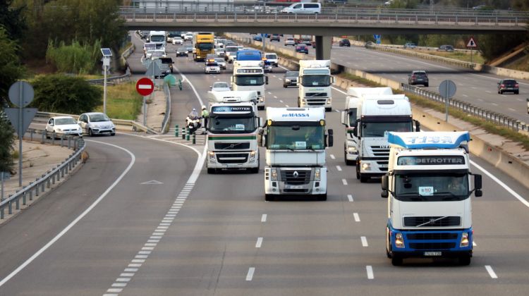 Els camioners circulant en marxa lenta per l'autopista AP-7 al seu pas per Salt. ACN