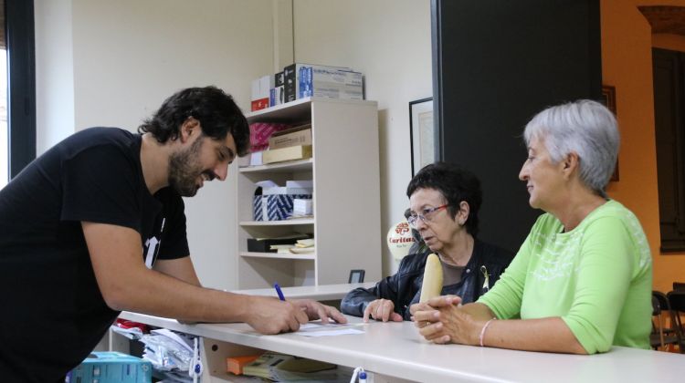 L'alcalde de Verges, Ignasi Sabater, atenent dues veïnes. ACN