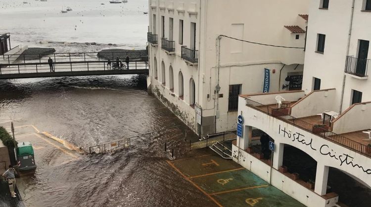 La riera de Cadaqués plena d'aigua. Margarita Jareño