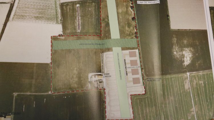 El mapa amb la previsió de la construcció de les dues pistes d'aviació i els quatre hangars. ACN