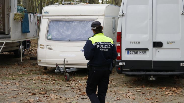 Una agent de la Policia Municipal de Girona passejant per La Devesa per inspeccionar si totes les caravanes aparcades estan autoritzades. ACN