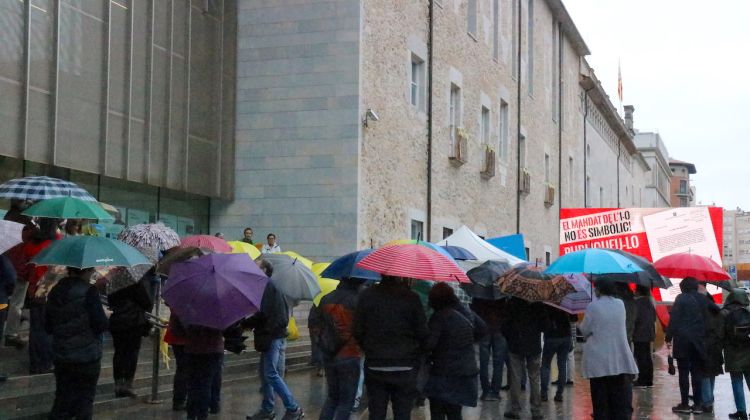 Cues de gent esperant per introduir la petició al registre. ACN