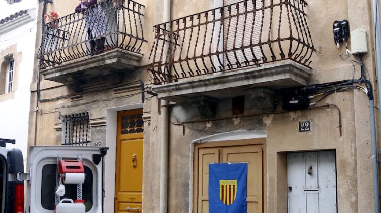 La façana de l'edifici on es trobava la pedra antiga retirada. ACN